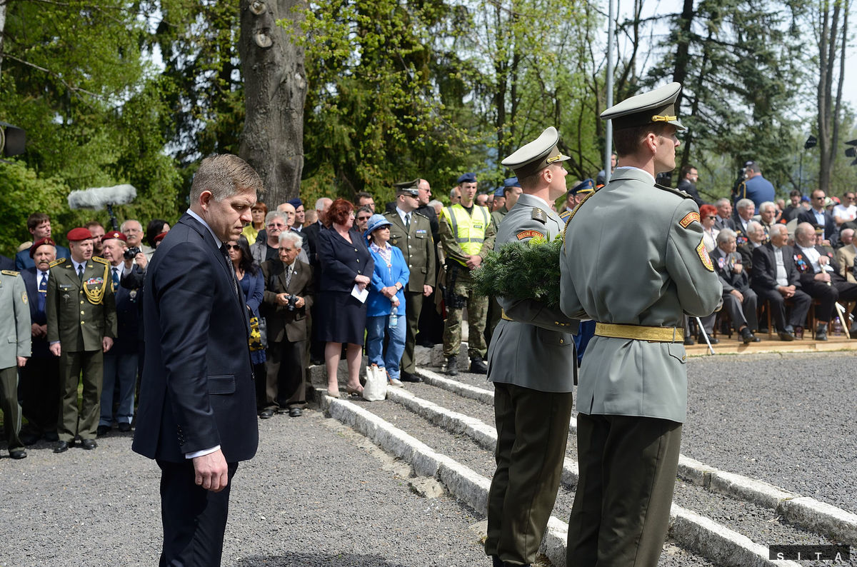 Predseda vlády SR Robert Fico (vľavo) počas...