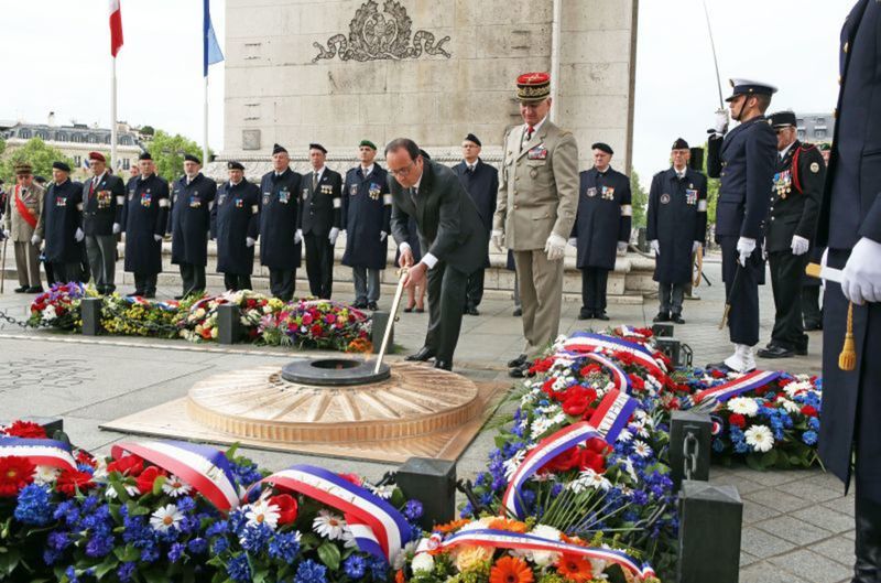 Francúzsky prezident Francois Hollande zapaľuje...