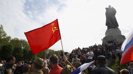 K pamätníku sovietskej armády v Berlíne prišli tisíce ľudí, nechýbali Noční vlci