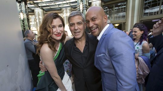 George Clooney pózuje s hereckými kolegami pred...