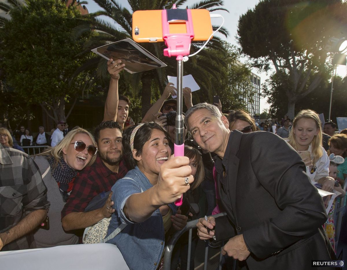 George Clooney v Anaheime potešil čakajúcich...