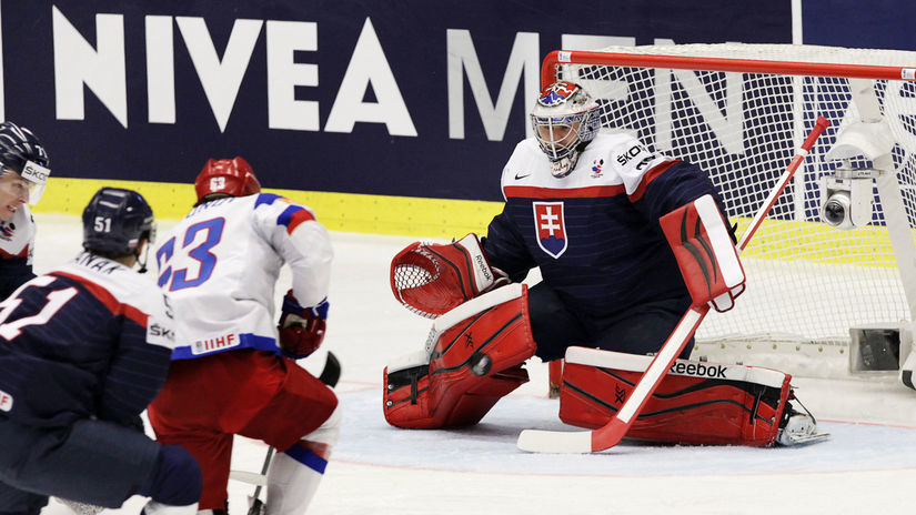 Július Hudáček zastavuje strelu Jevgenija...