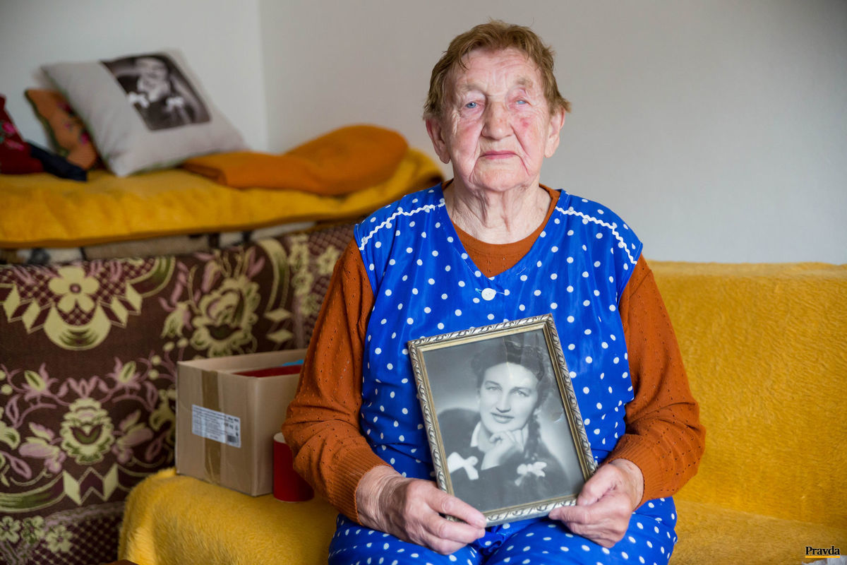 Pani Petrovská s fotografiou z roku 1946.