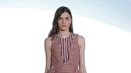Modelka v kreácii Dior Resort 2016, ktorú...