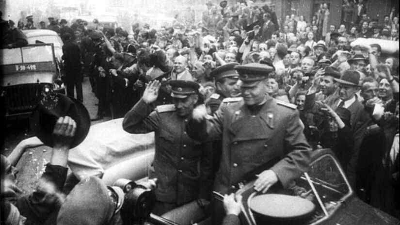 Maršal Ivan Konev na jar 1945 medzi jasajúcimi...