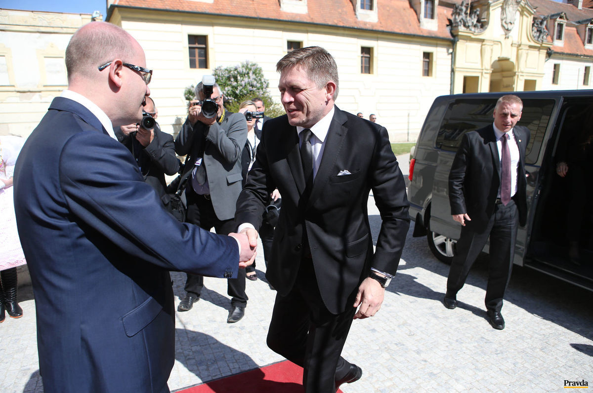 Premiér ČR Bohuslav Sobotka (vľavo) víta...