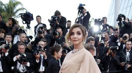 Herečka Clotilde Courau pózuje fotografom v Cannes. 