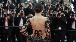 Detail šiat na chrbáte herečky Michelle Rodriguezovej. 