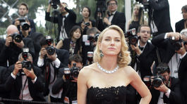 Herečka Naomi Watts pózuje fotografom v Cannes. 