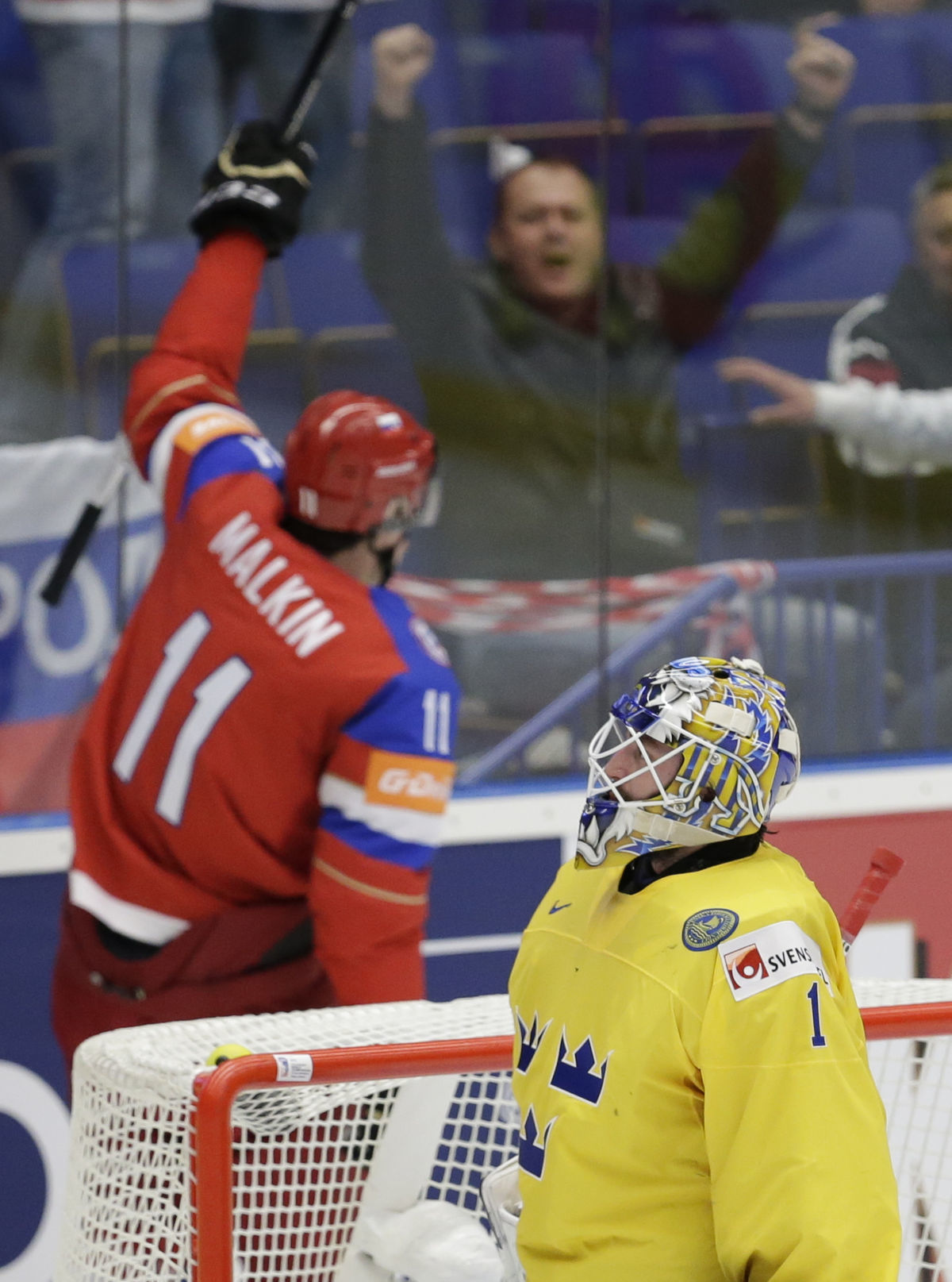Švédsky brankár Jhonas Enroth a oslavujúci...