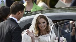 Speváčka Geri Halliwell nasadá do limuzíny,...