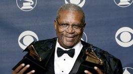 B.B. King pózuje s cenou Grammy.  