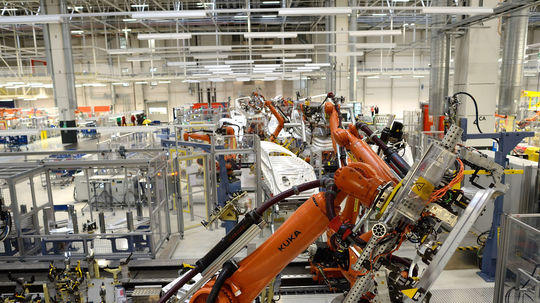 Pohľad do karosárne Audi Q7 v spoločnosti...