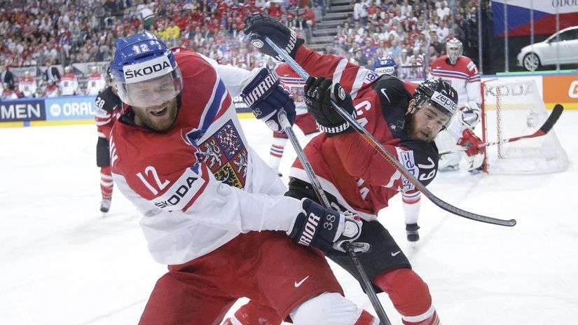 Český útočník Jiří Novotný v súboji s Kanaďanom...