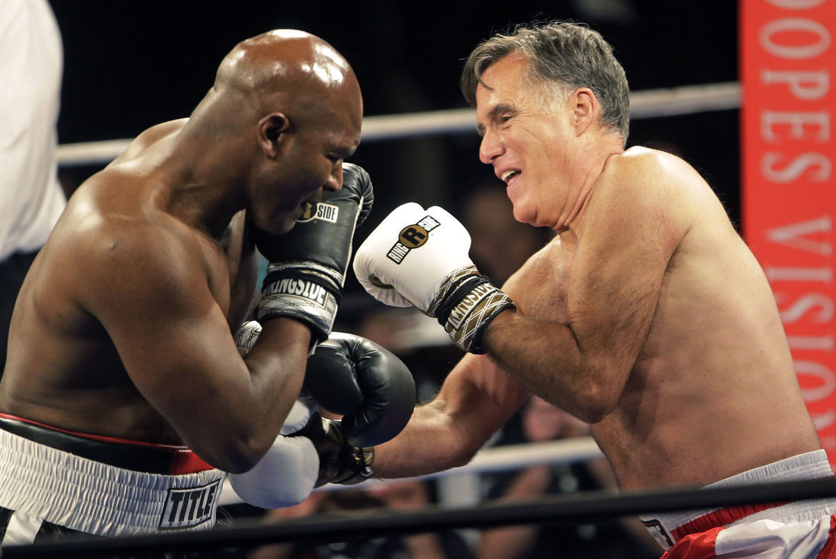 Evander Holyfield v boxerskom súboji s Mittom...