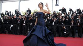 Herečka Eva Longoria pózuje fotografom v Cannes.