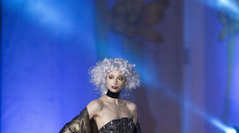 Modelka prezentuje model z archívu dizajnéra Jeana Paula Gaultiera, ktorý sa vo Viedni predstavil s retrospektívnou módnou šou.