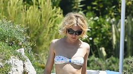 Róby odložila, vkĺzla do bikín. Porotkyňa v Cannes odhalila sexi figúru 