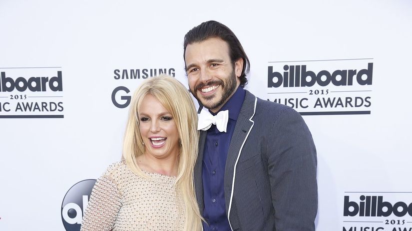 Speváčka Britney Spears a jej snúbenec Charlie...