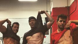 Zrelí páni? Pozrite sa, New Kids on the block sa chvália tehličkami! 