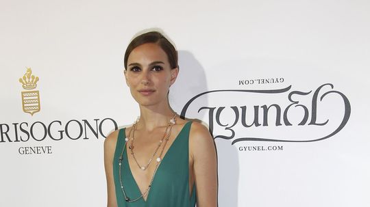 Herečka a režisérka Natalie Portman v kreácii...