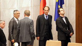 Opozícia: Vládu Smeru bude 'kontrolovať' kandidát strany Smer