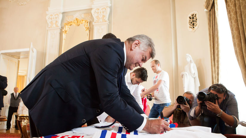 Vladimír Vůjtek podpisuje reprezentačný dres. 