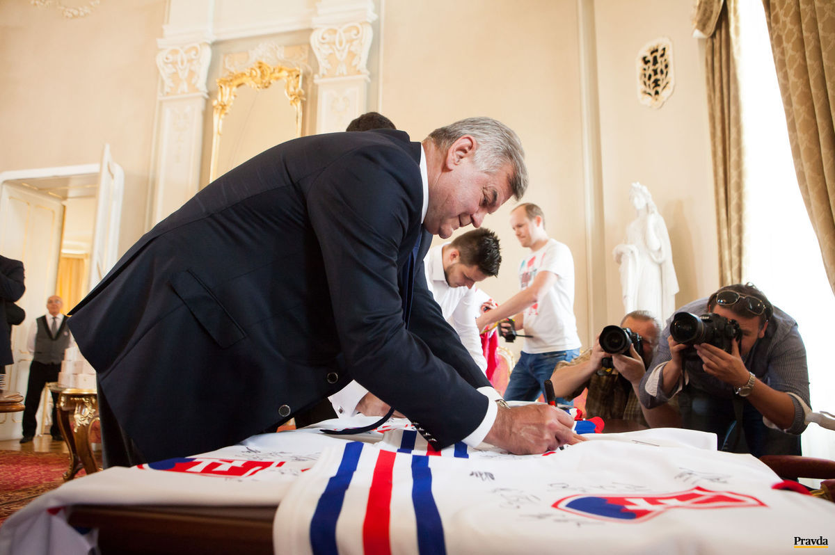 Vladimír Vůjtek podpisuje reprezentačný dres.