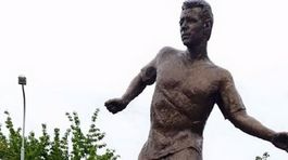 Socha Masopusta už má pri nohe loptu. Na jej vrátení sa podieľal aj Vencel