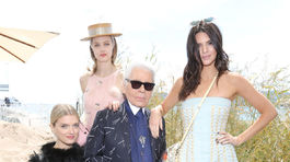 Karl Lagerfeld v obklopení modeliek - zľava: Lily Donaldson, indsay Wixson a Kendall Jenner