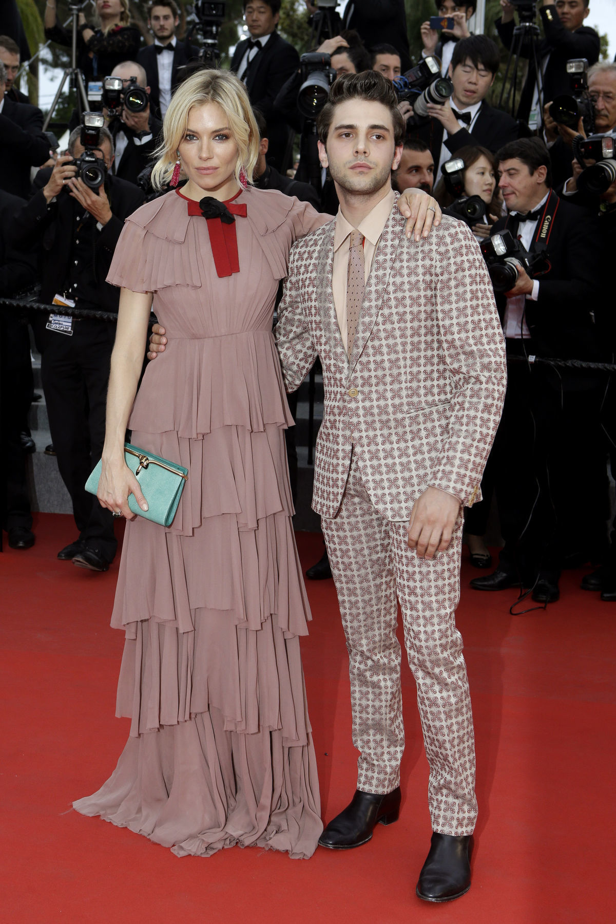 Herečka Sienna Miller (v šatách Gucci) a...