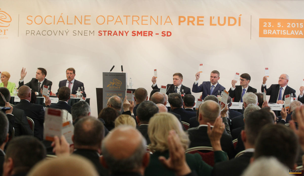 Členovia Smeru na pracovnom sneme strany.
