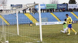 Košickí futbalisti sa nestačili diviť. Fanúšikovia ich po zápase vyzliekli z dresov