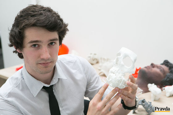 Tomáš Havran ukazuje na model lebky s nádorom...