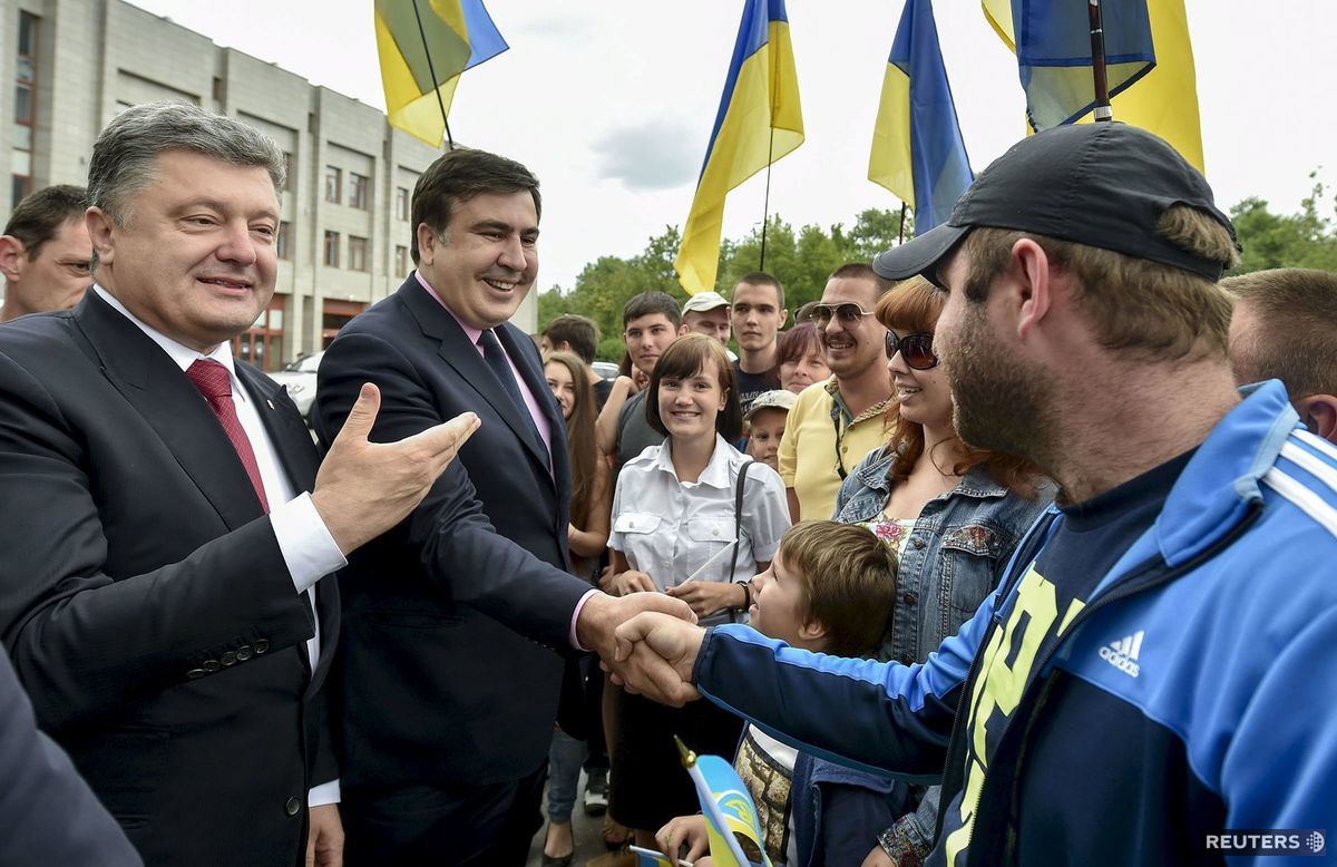 Ukrajinský prezident Petro Porošenko (vľavo)...