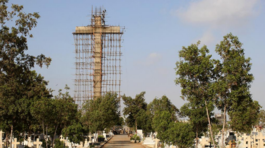 Pakistanskí kresťania utekajú pred islamistami, Parvíz zostal. A stavia kríž