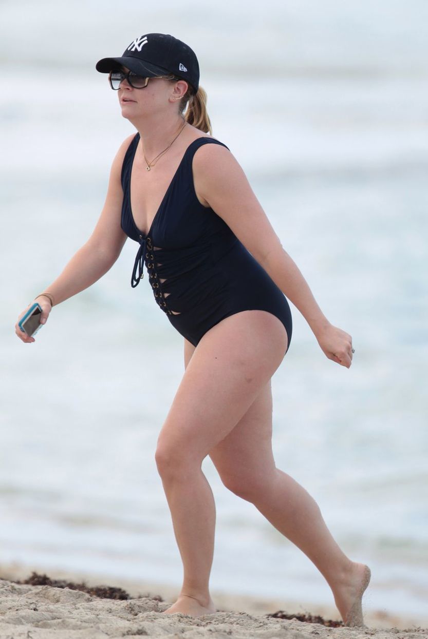 Herečka Melissa Joan Hart na pláži v Miami. 