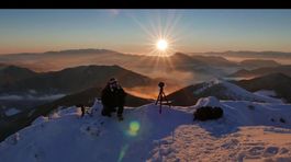 VIDEO: V treskúsich mrazoch lezie na hory, aby natočil dychberúce zábery