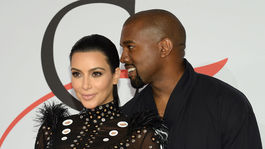 Kim Kardashian a jej výnimočne sa usmievajúci manžel Kanye West.