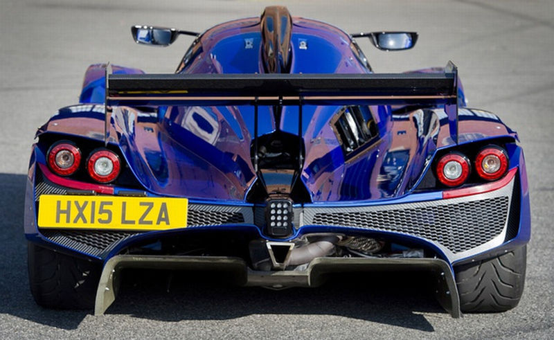 Pod kapotou pracuje 4-valcový motor 2,0 Turbo...