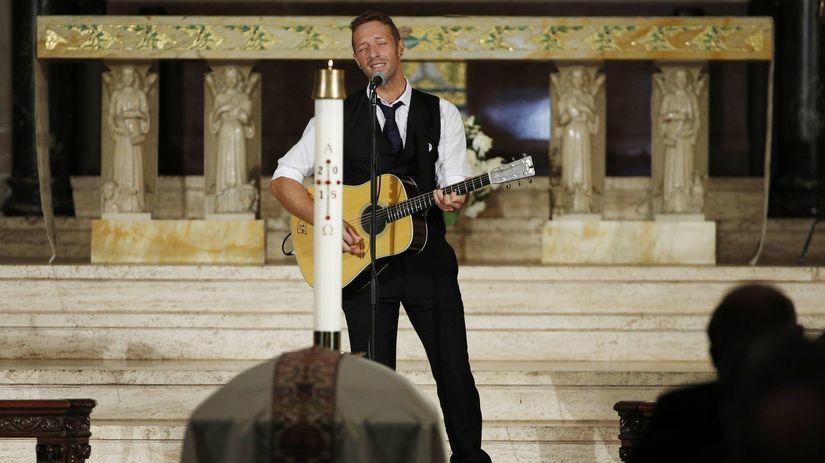 Chris Martin z kapely Coldplay na pohrebe Beaua...
