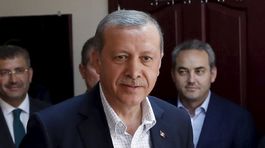 Turecké voľby vyhrala strana prezidenta Erdogana, ústavnú väčšinu nedosiahla