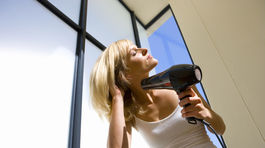 Väčší objem a lesk vlasov? Pohrajte sa s fénom! 