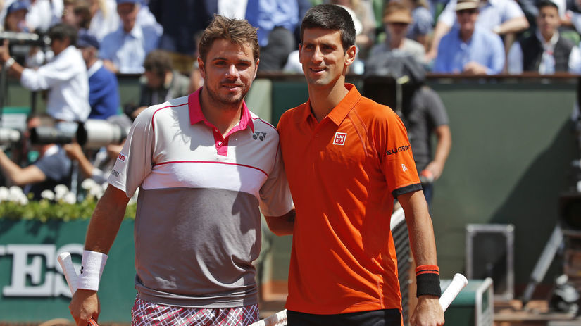 Novak Djokovic (vpravo) a Stan Wawrinka pózujú...
