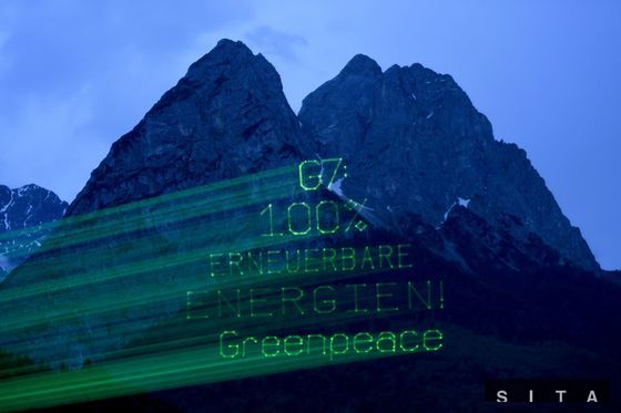 Združenia Greenpeace premietalo na skalný štít...