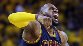 NBA: Obhajca titulu do druhého kola, v Indianapolise úradoval kráľ LeBron James
