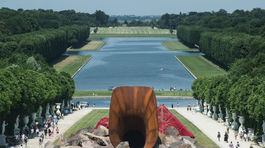 Umelec vystavil vo Versailles provokatívnu sochu. Každý turista ju vidí inak