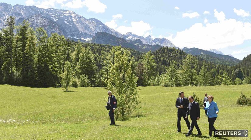 Britský premiér David Cameron, francúzsky...