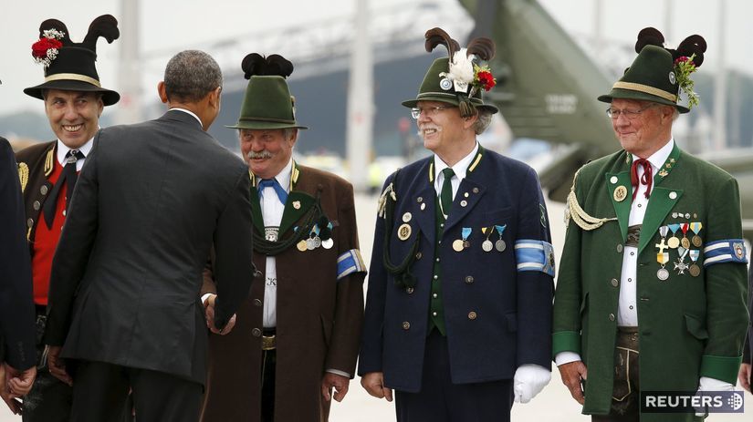 Americký prezident Barack Obama si potriasa...
