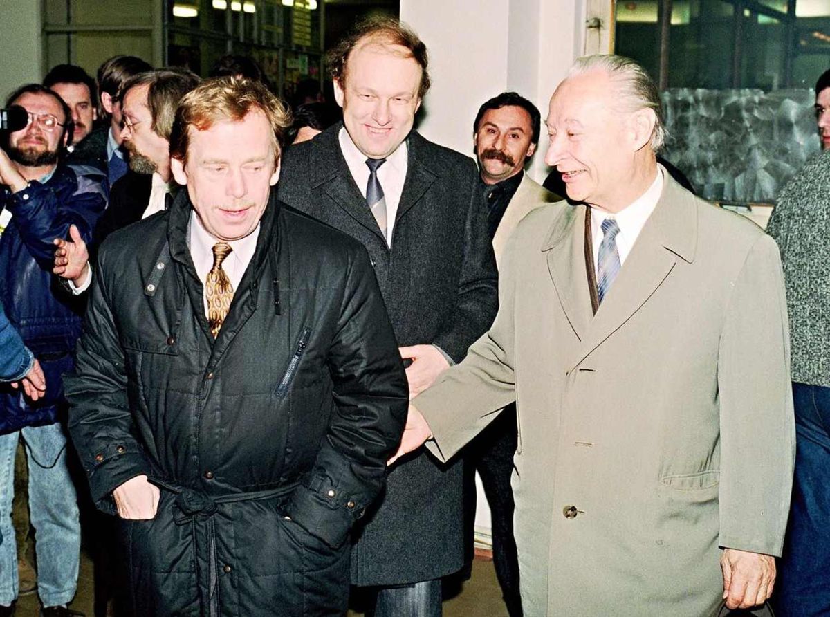Václav Havel (vľavo), prezident Československa,...
